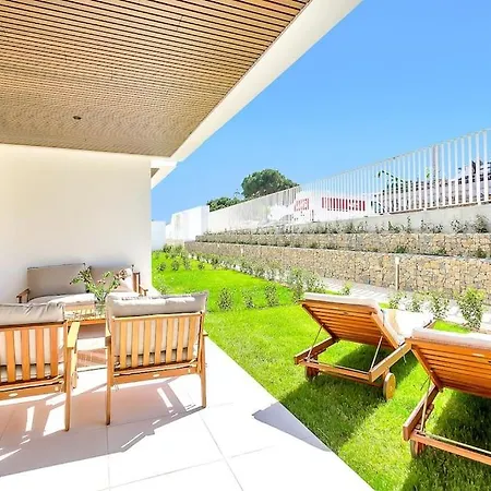 Beachside Retreat In Elviria, Near Amenities! *