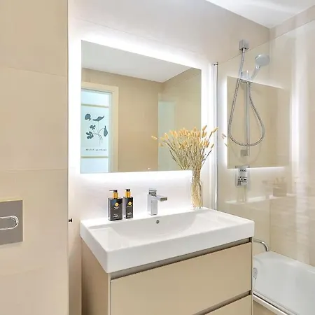 Beachside Retreat In Elviria, Near Amenities! *