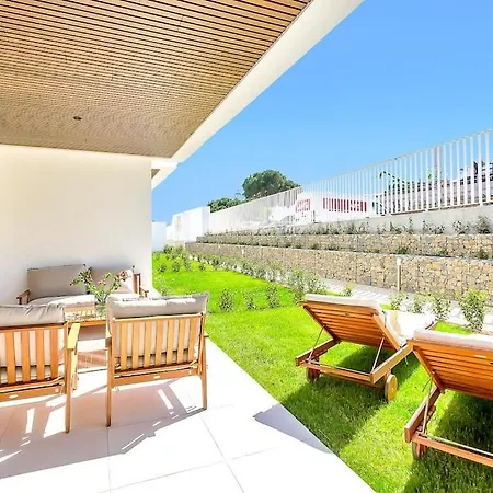 Beachside Retreat In Elviria, Near Amenities! *